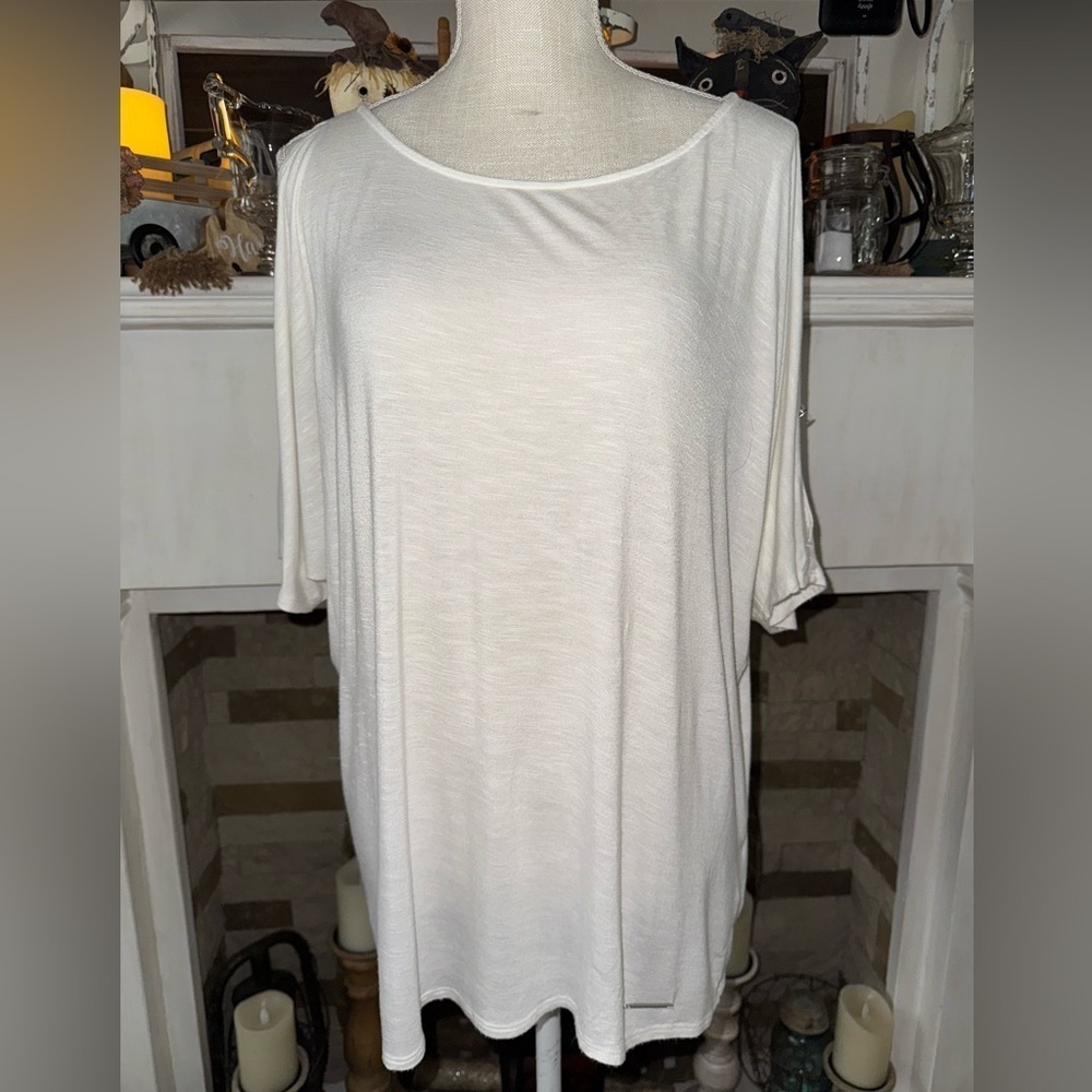 Jones New York Doleman sleeve top. EUC super soft, cold shoulder